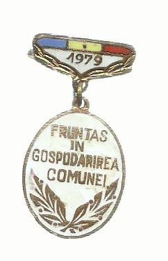 Fotografie: Insignă „Fruntaș în gospodărirea comunei”, 1979