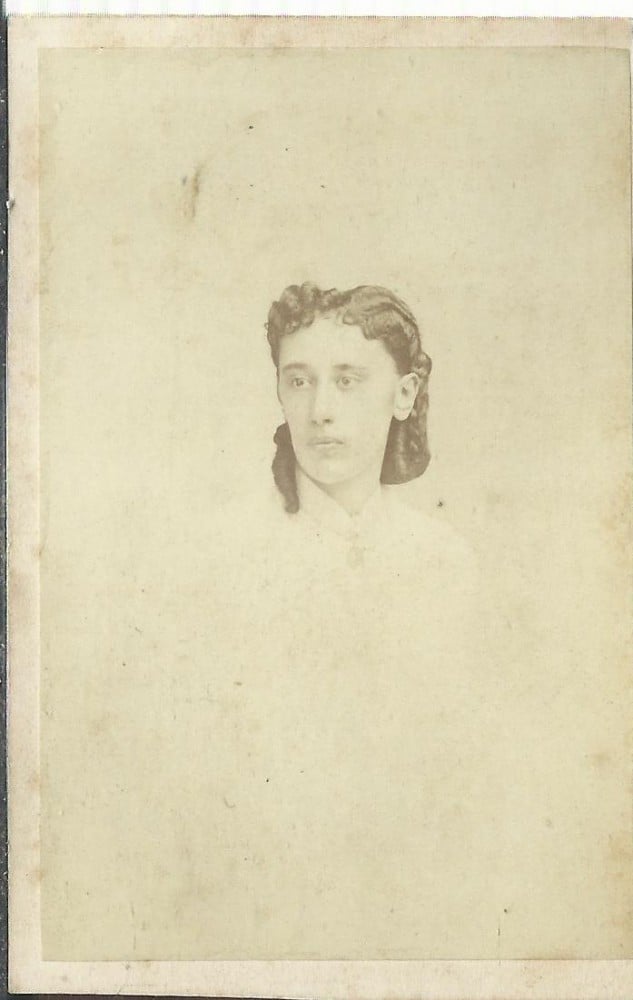 Fotografie: Fotografie CDV cu o tânără