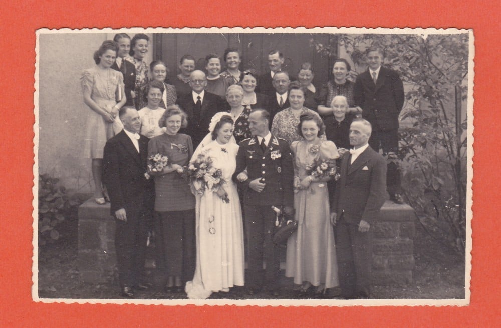 Fotografie: Fotografie de nuntă cu un ofițer german decorat cu Crucea de Fier, 1942