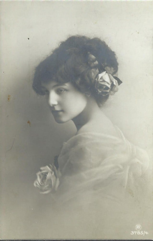 Fotografie: Ilustrată cu portret de femeie, circulată în 1913