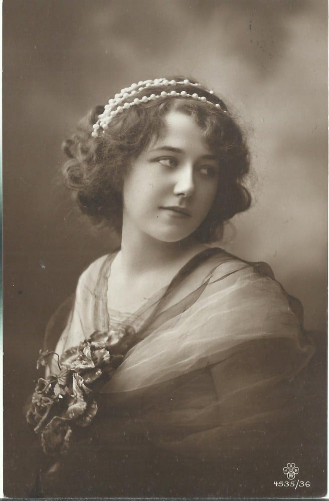 Fotografie: Ilustrată cu portretul unei tinere, circulată în 1912