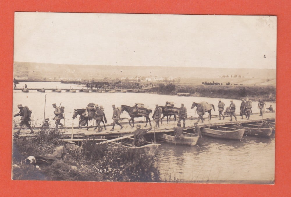 Fotografie: Fotografie — militari traversând un pod mobil, Primul Război Mondial