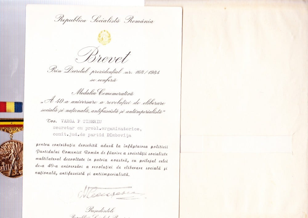 Fotografie: Medalia „40 de ani de la Revoluția de eliberare socială și națională”, cu baretă, brevet și plic