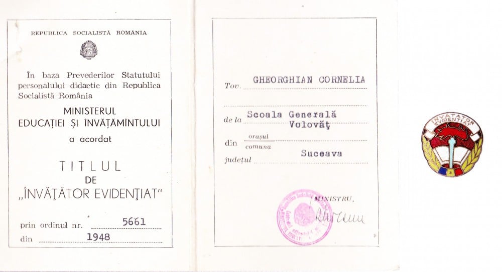 Fotografie: Insignă și brevet „Învățător evidențiat”, 1948, R.P.R.