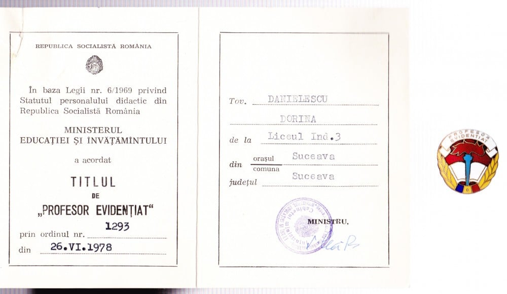 Fotografie: Insignă și brevet „Profesor evidențiat”, 1978