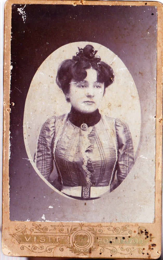 Fotografie: Fotografie CDV cu o tânără doamnă, atelier Visit Portrait