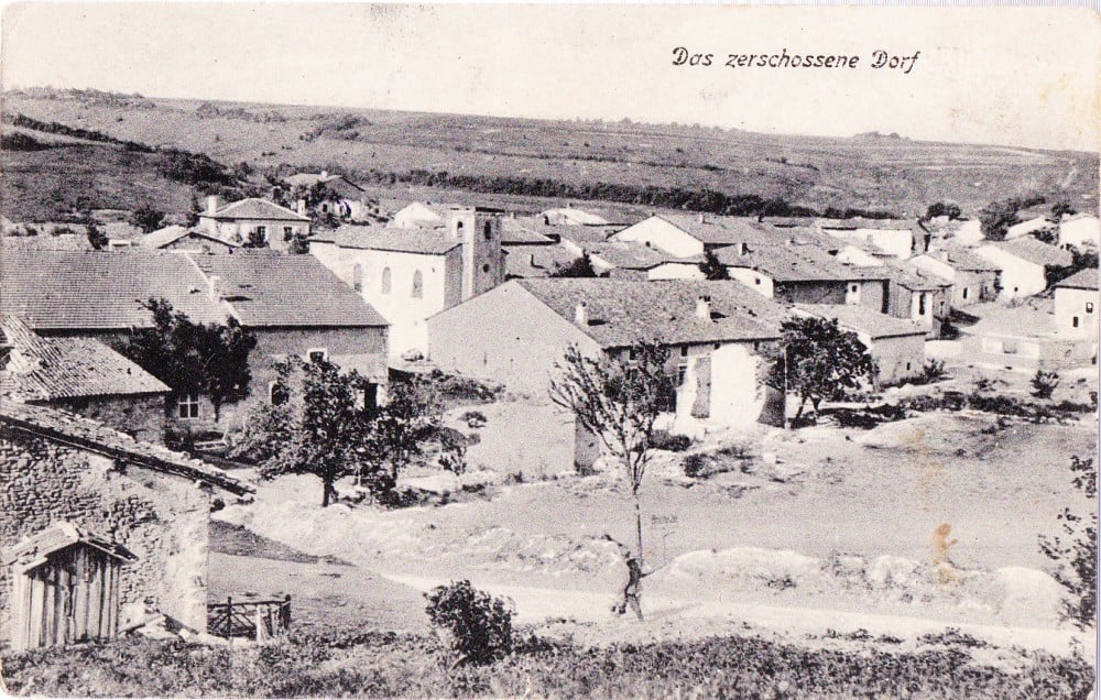 Fotografie: Carte poștală „Das zerschossene Dorf” (satul distrus), 1915, ștampilă militară