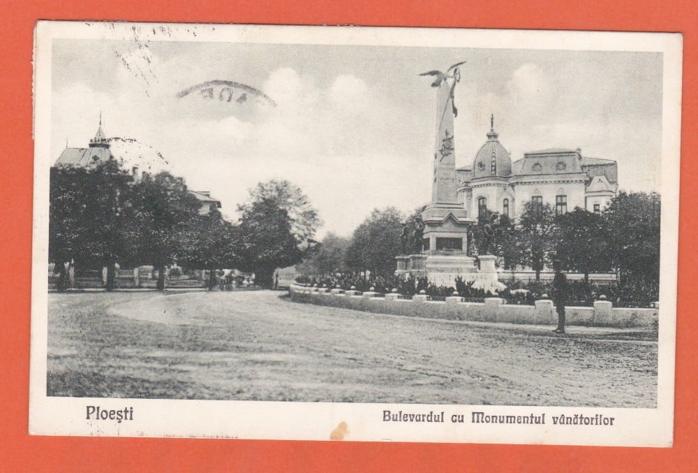 Fotografie: Ilustrată „Ploiești — Bulevardul cu Monumentul Vânătorilor”, circulată în 1933