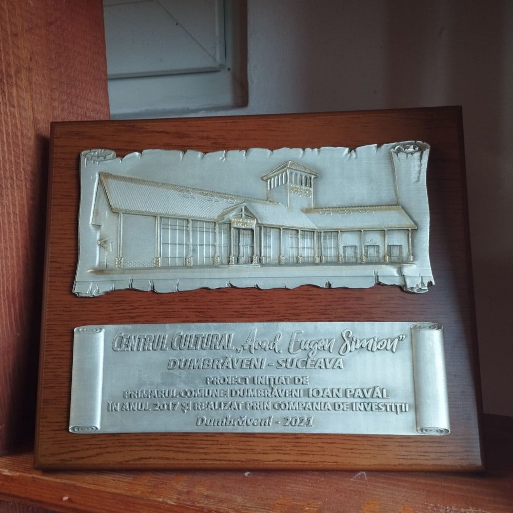 Fotografie: Plachetă a Centrului Cultural „Acad. Eugen Simion”, Dumbrăveni, 2021