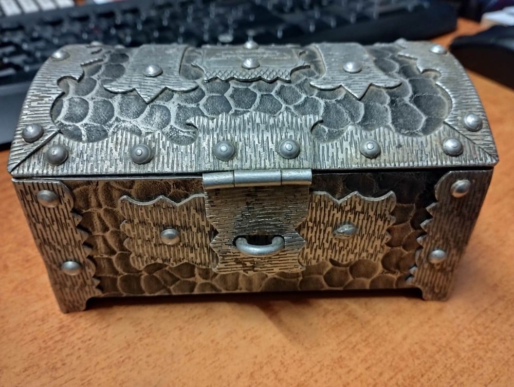 Fotografie: Cutie de bijuterii tip cufăr, aluminiu și piele, 12,5 × 8,4 cm