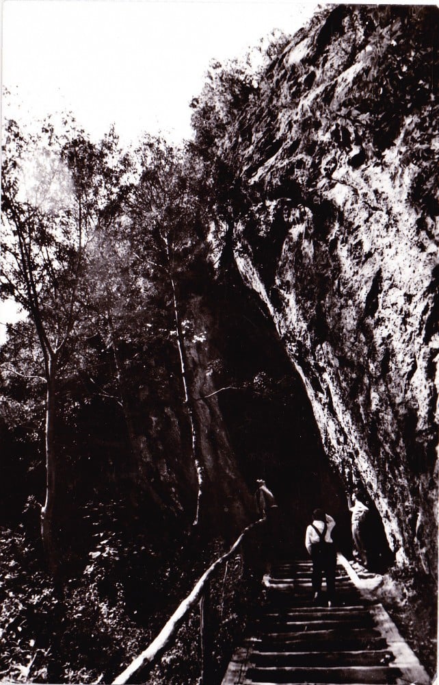 Fotografie: Ilustrată „Băile Herculane — intrarea în Grota Haiducilor”, 1965, circulată