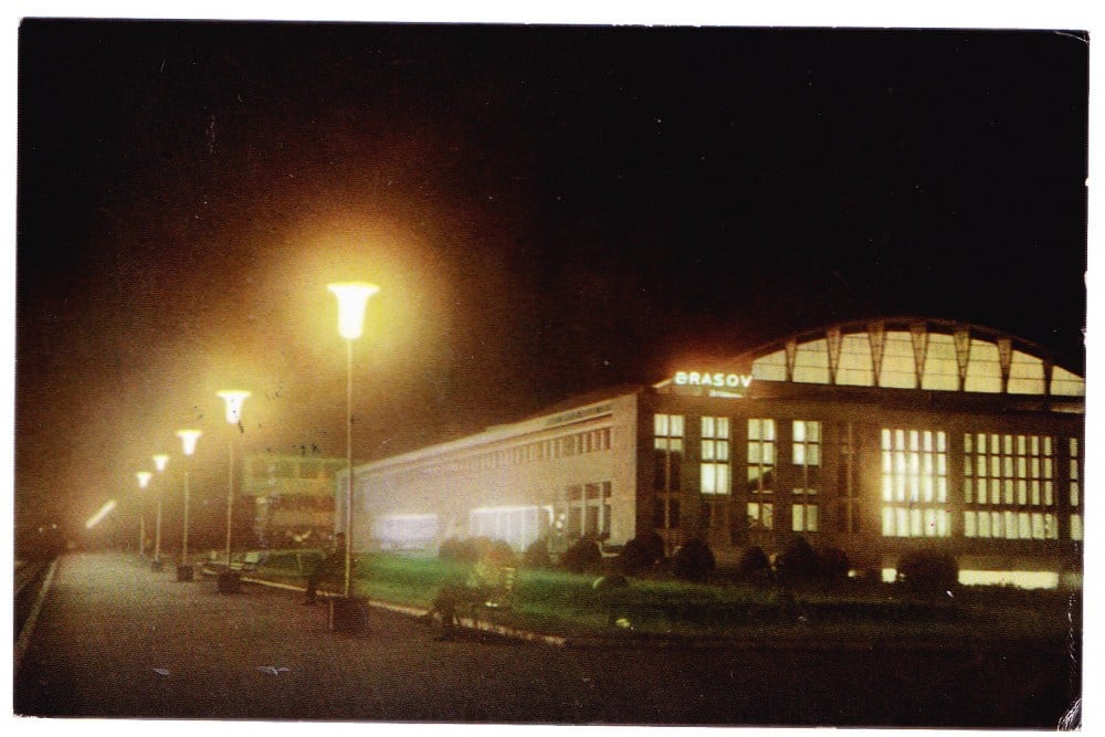 Fotografie: Ilustrată „Brașov — vedere nocturnă a gării”, 1966, circulată
