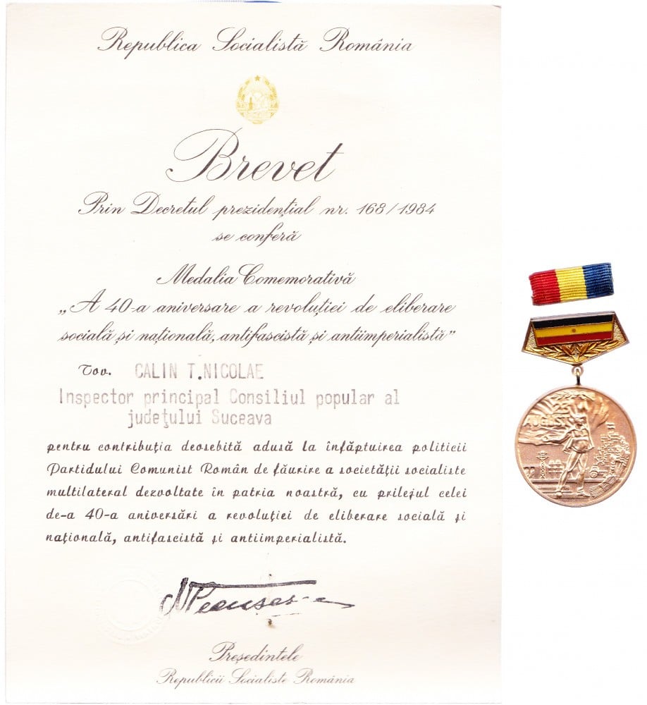 Fotografie: Medalia comemorativă „A 40-a aniversare a Revoluției de eliberare socială și națională”, cu baretă și brevet