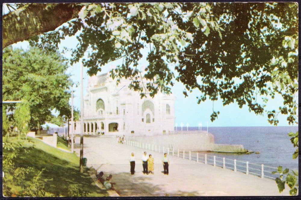 Fotografie: Ilustrată „Constanța — pe faleză”, 1965, circulată