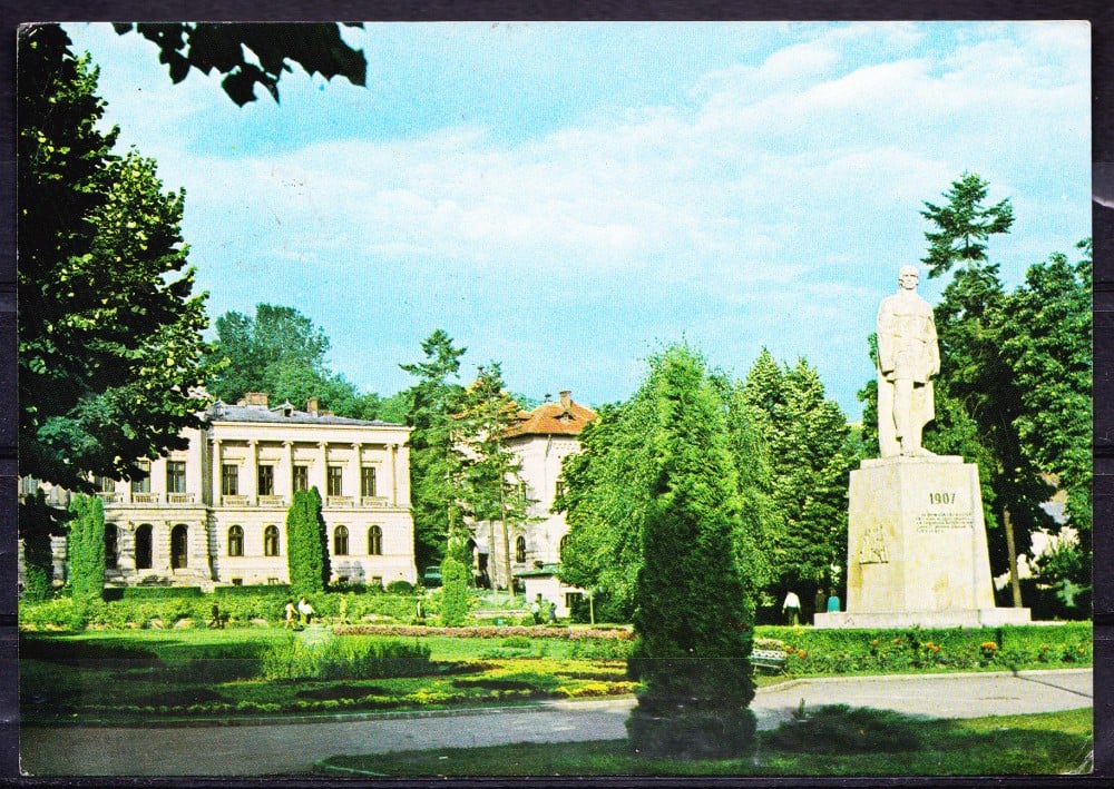 Fotografie: Ilustrată „Pitești — vedere din Parcul Vasile Roaită”, 1975, circulată