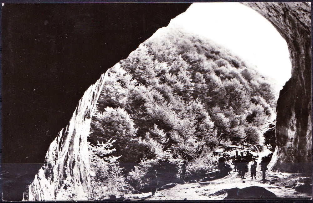 Fotografie: Ilustrată „Munții Apuseni — intrarea în Peștera Meziad”, 1969, circulată