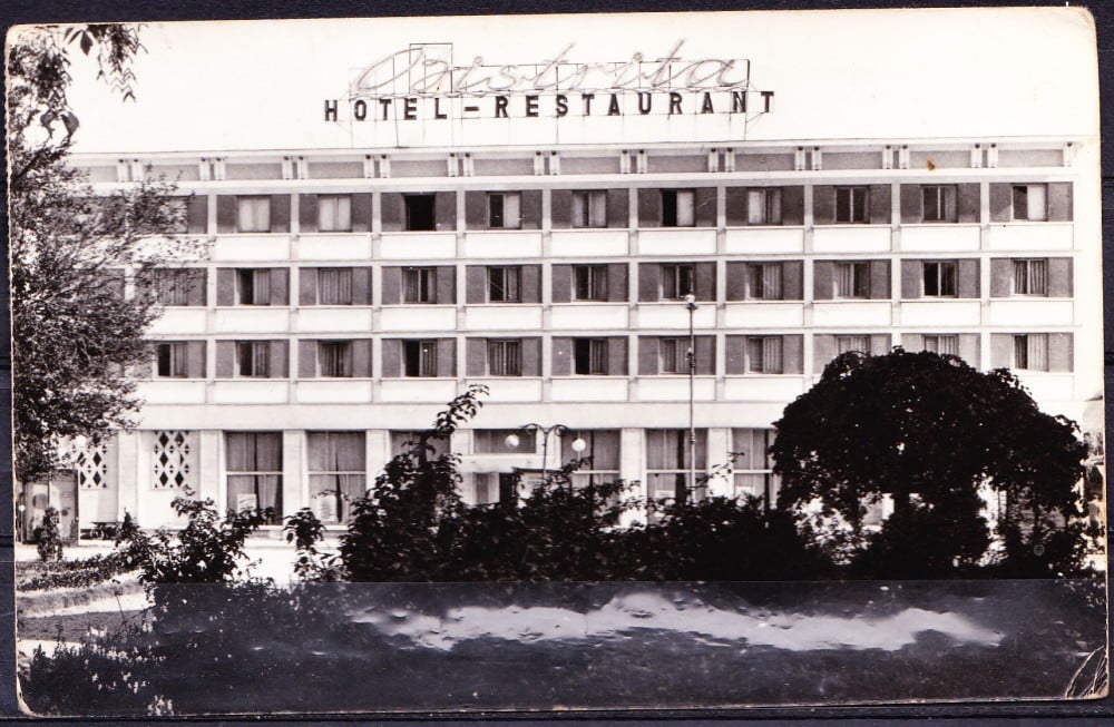Fotografie: Ilustrată „Bacău — Hotelul și Restaurantul Bistrița”, 1962, circulată
