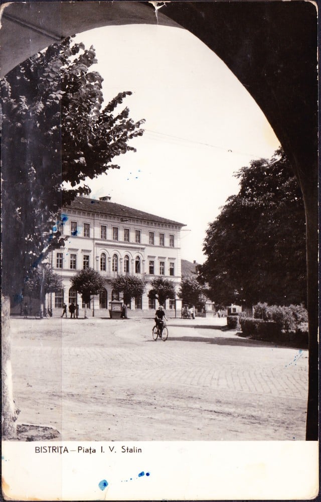 Fotografie: Ilustrată „Bistrița — Piața I.V. Stalin”, circulată
