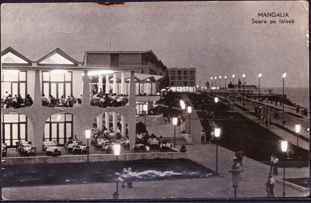 Fotografie: Ilustrată „Mangalia — seara pe faleză”, circulată