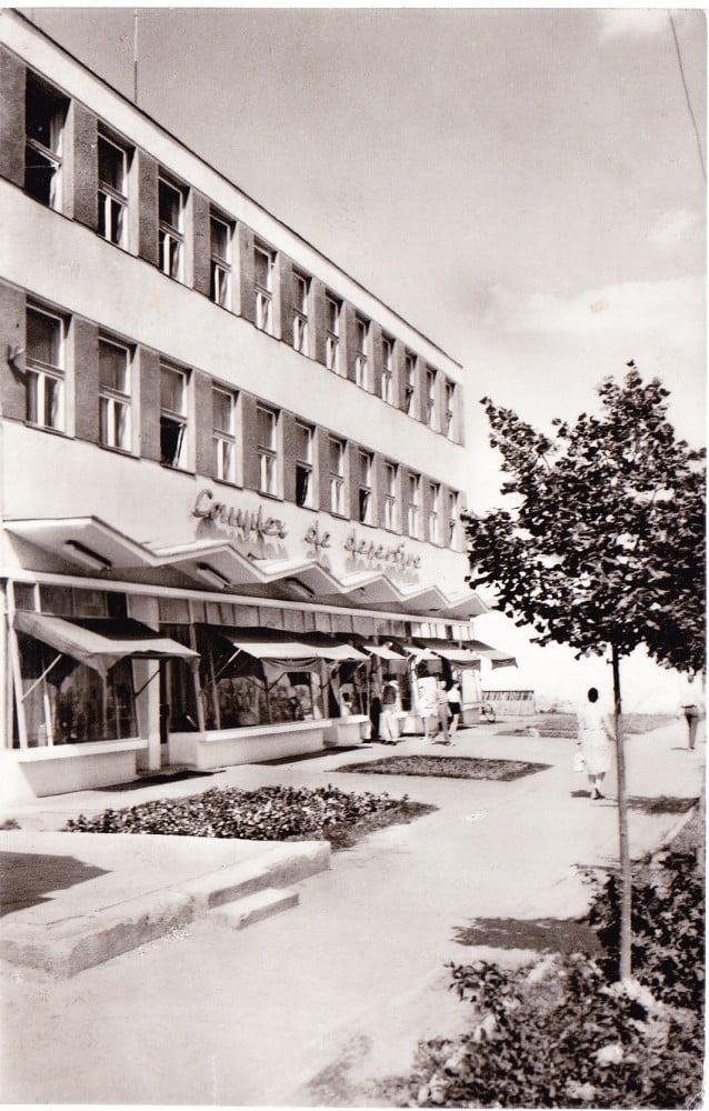 Fotografie: Ilustrată „Roșiorii de Vede — Complexul comercial”, 1967, circulată
