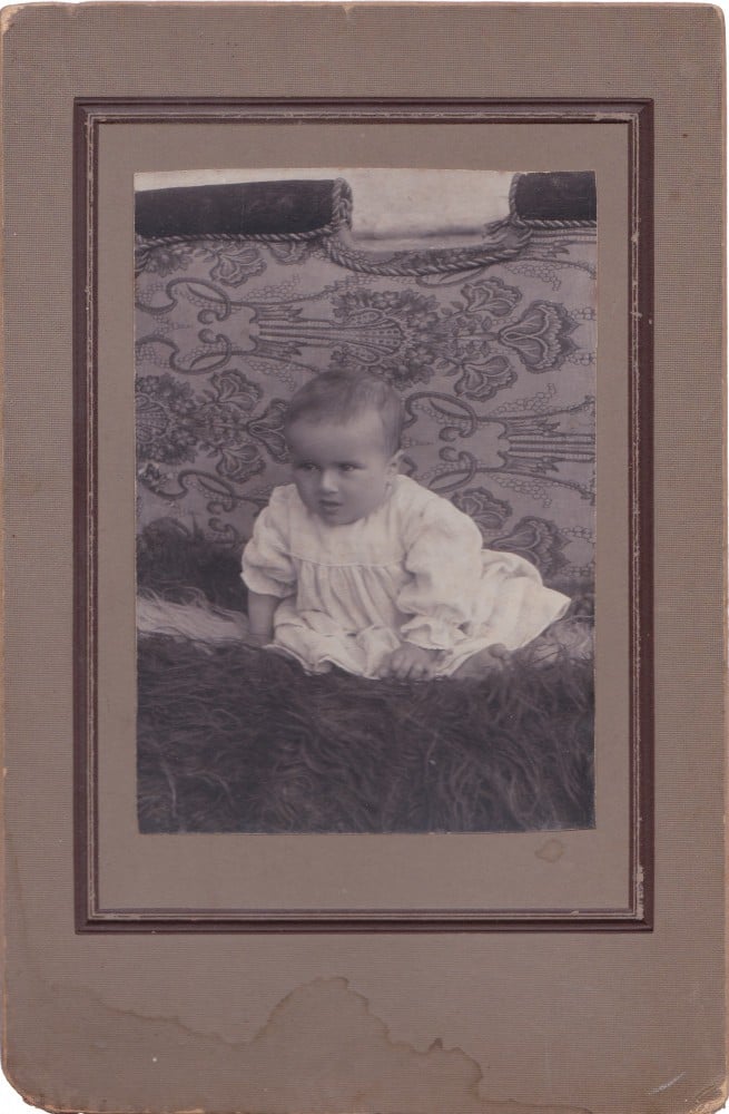 Fotografie: Fotografie cu un copil, perioada interbelică