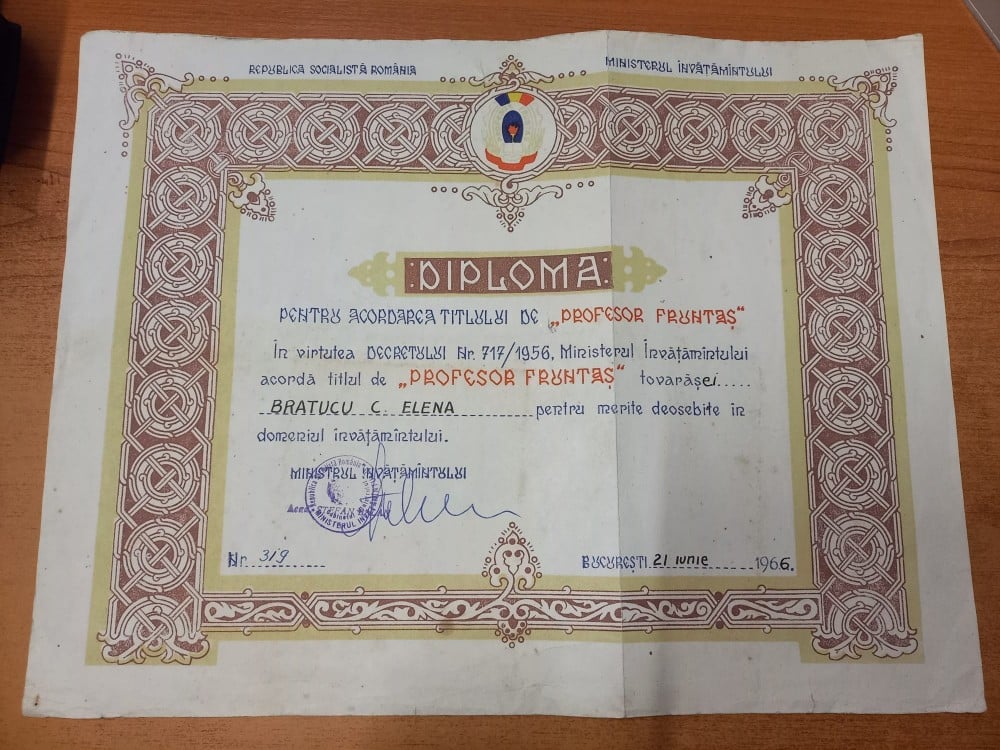 Fotografie: Diplomă pentru acordarea titlului de „Profesor fruntaș”, R.S.R., 1966