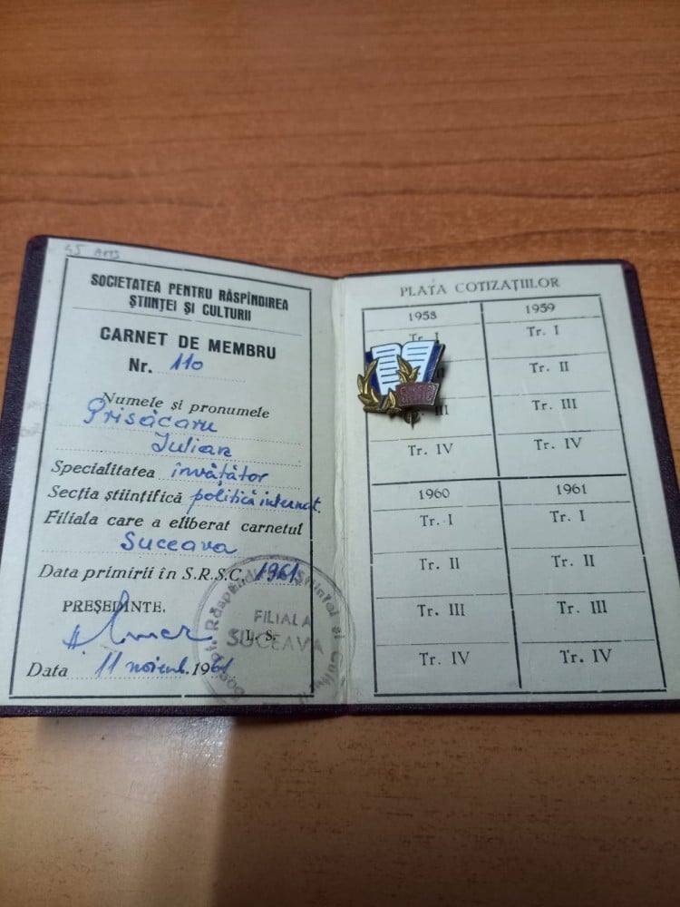 Fotografie: Carnet de membru al Societății pentru Răspândirea Științei și Culturii, cu insignă, 1961, 1961