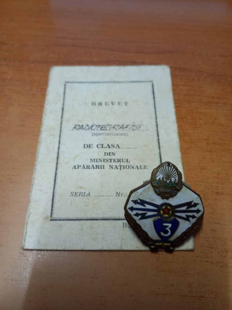 Fotografie: Insignă și brevet de radiotelegrafist clasa a III-a, M.Ap.N., 1987, 1987