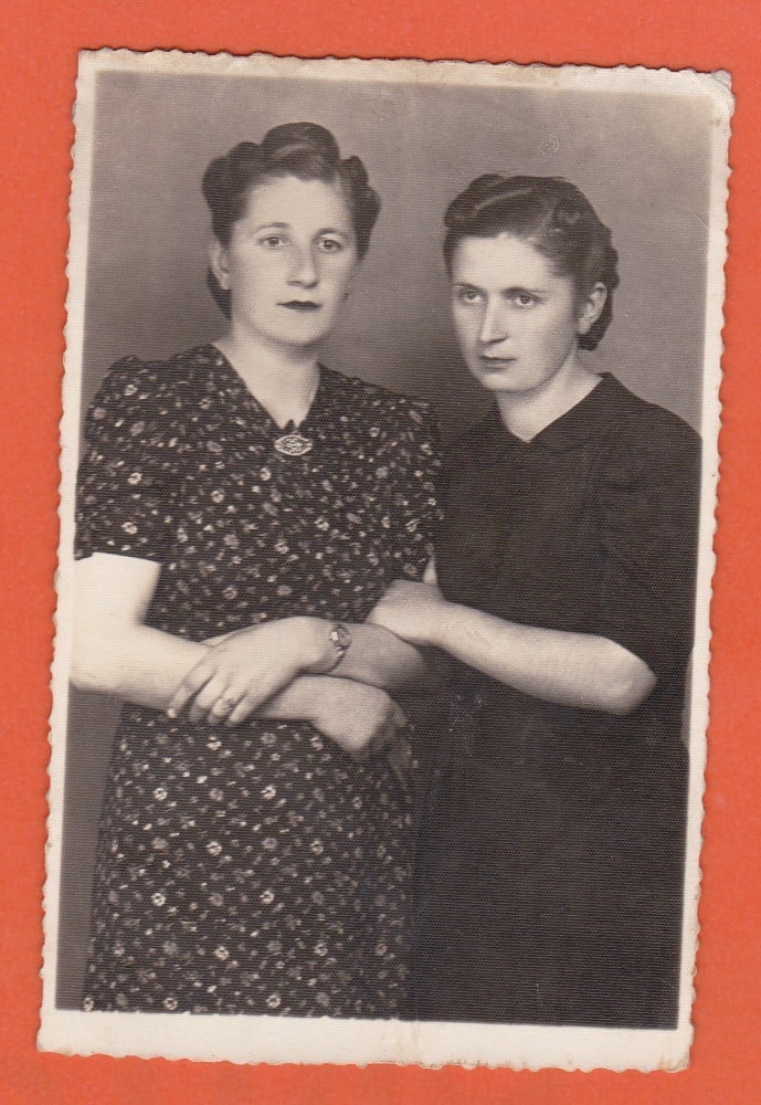 Fotografie: Fotografie cu două surori evreice, Rădăuți, 1940 — iudaica, Bucovina