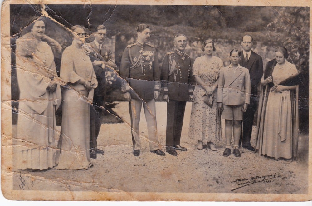 Fotografie: Fotografie cu familia regală — Carol al II-lea, Principele Mihai, Regele Alexandru I al Iugoslaviei, Principesa Maria, 1933, 1933