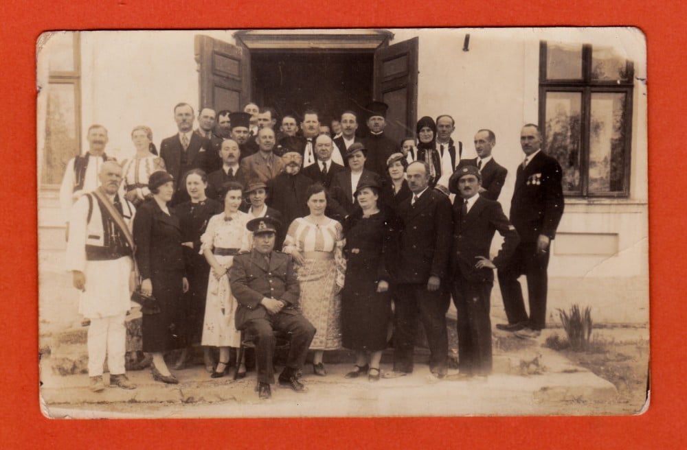 Fotografie: Fotografie-document 1936: sfințirea steagului premilitarilor la Primăria Putna, foto J. Mimor, Rădăuți