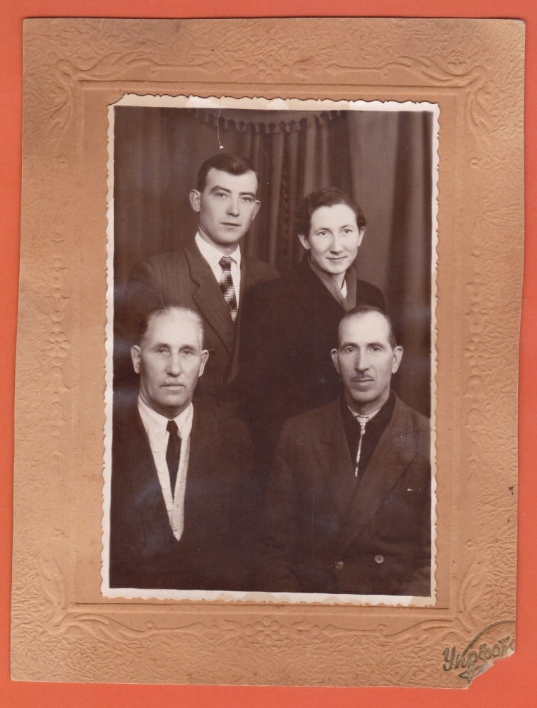 Fotografie: Fotografie de familie, Probotești, Bucovina de Nord, 1958, format mare, 1958