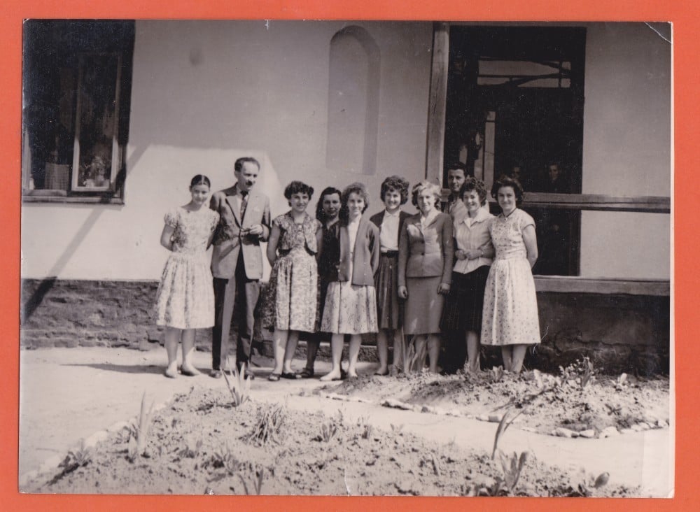 Fotografie: Fotografie cu academicianul Cristofor Simionescu și profesorii școlii din Plopeni (Salcea), cu dedicație și autograf, 1963, 1963