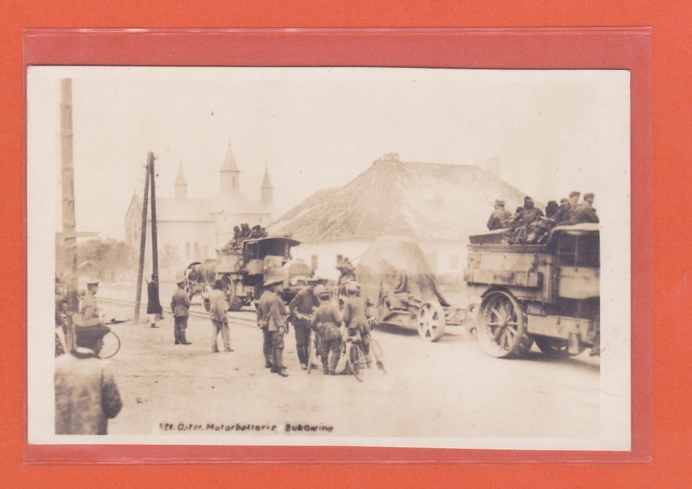 Fotografie: Fotografie originală „Berhomet pe Siret, Bucovina — strada cu Biserica Sfântul Nicolae”