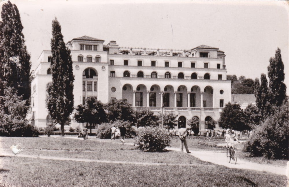 Fotografie: Ilustrată „Orașul Stalin — Casa Armatei”, 1957