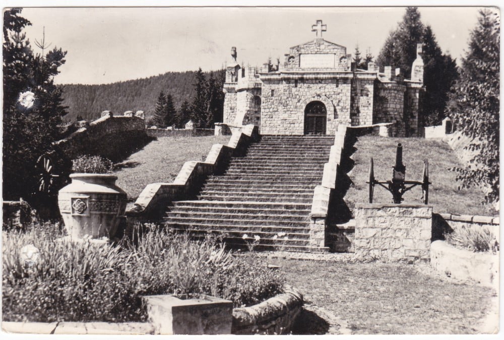 Fotografie: Ilustrată „Soveja — Mausoleul Eroilor”, 1957
