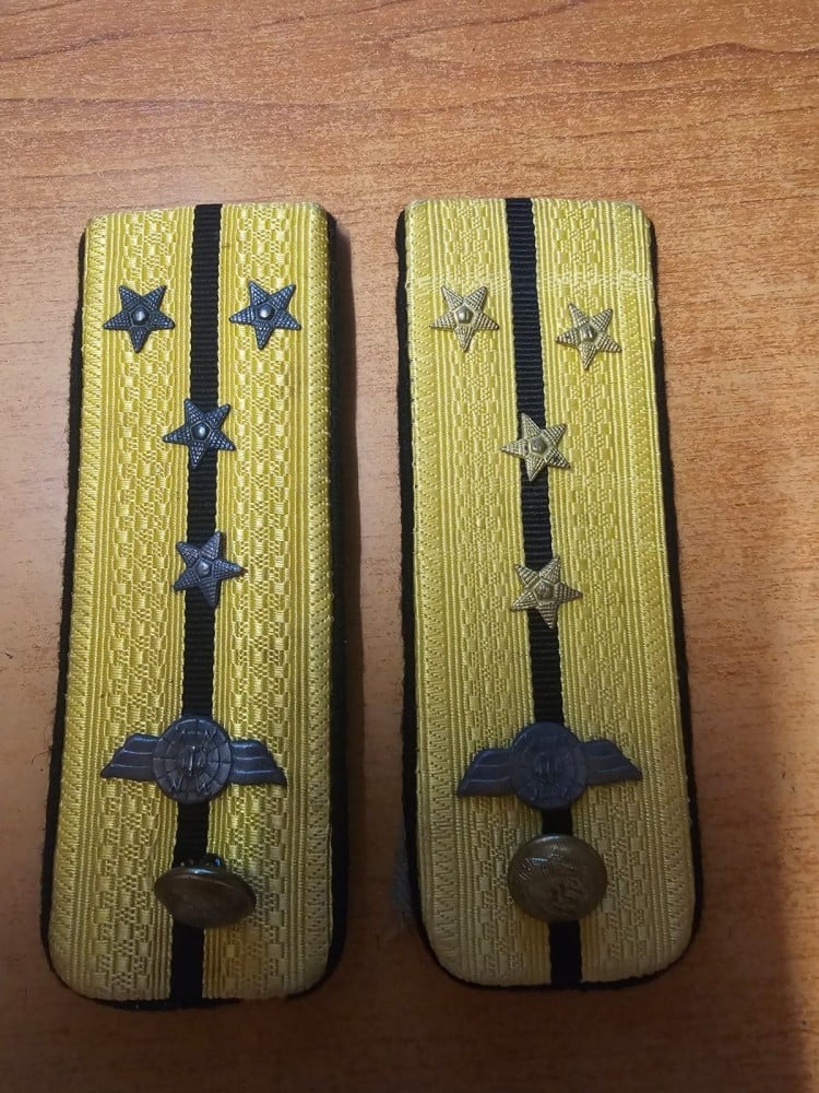 Fotografie: Grade militare de căpitan, radiolocație, R.S.R. (pentru veston)