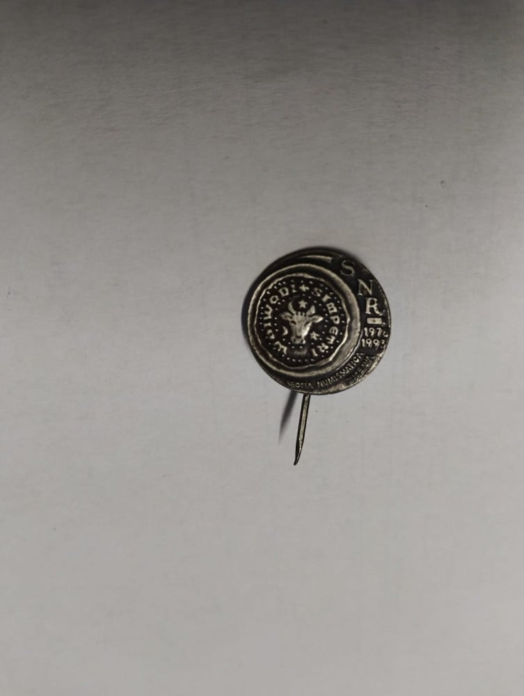 Fotografie: Insignă-pin S.N.R. Suceava — Societatea Numismatică Română, 1978–1993