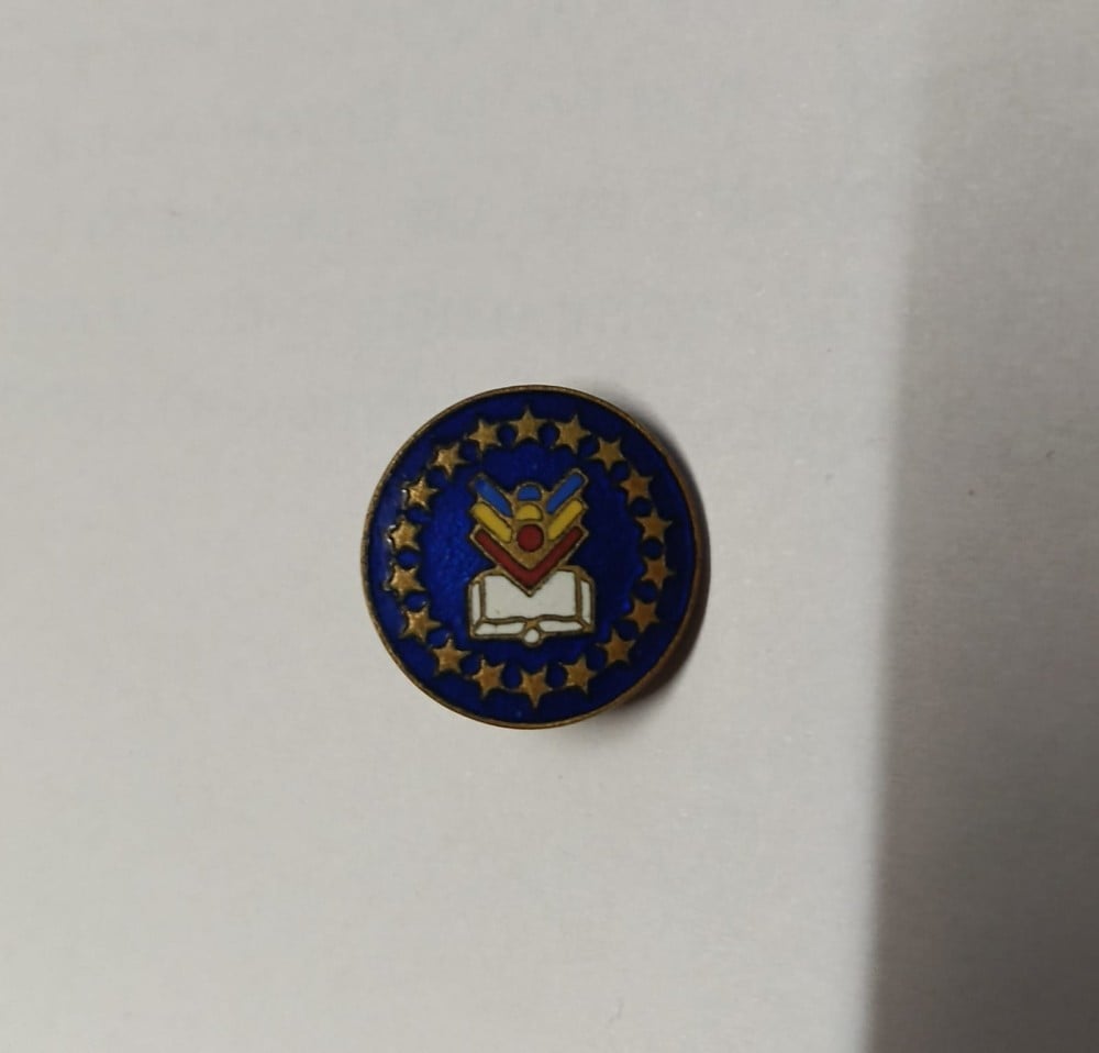 Fotografie: Insignă „Pentru merit școlar”, R.P.R., anii '50, email, alamă