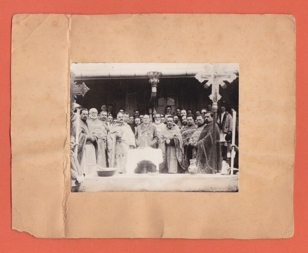 Fotografie: Fotografie-document: sfințirea temeliei bisericii din Brăiești (jud. Suceava), 26 aprilie 1936