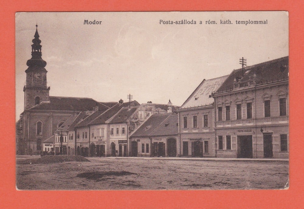 Fotografie: Carte poștală „Modor, Slovacia — Hotelul Poștei și biserica romano-catolică”, 1916