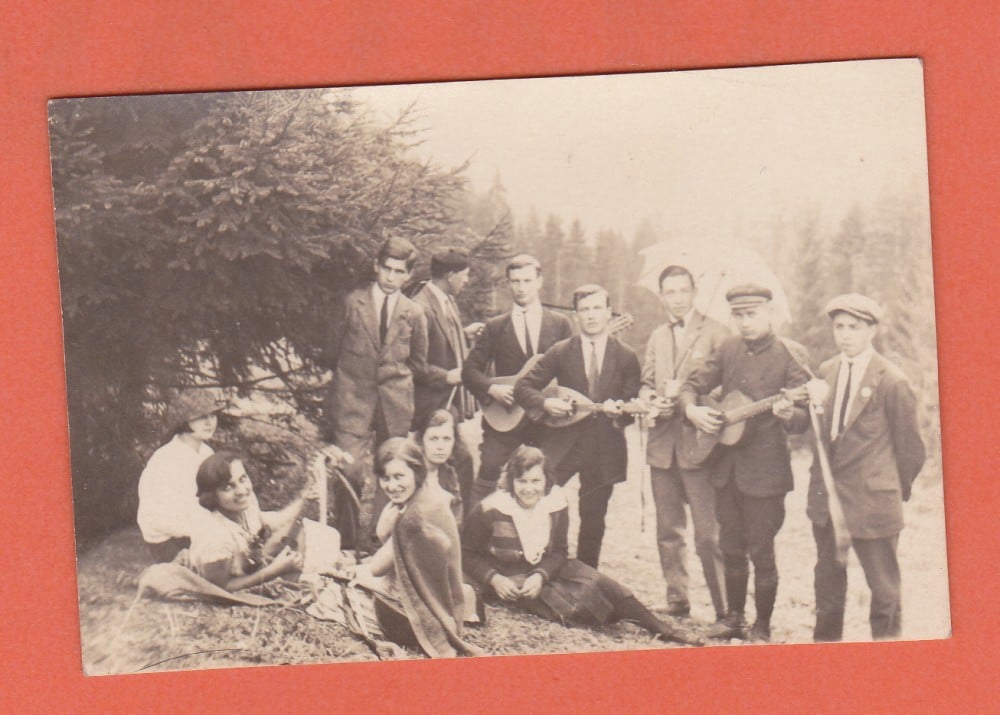 Fotografie: Fotografie interbelică cu elevi muzicieni