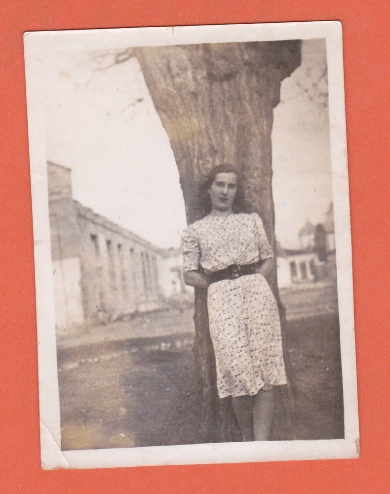 Fotografie: Ilustrată cu o tânără femeie
