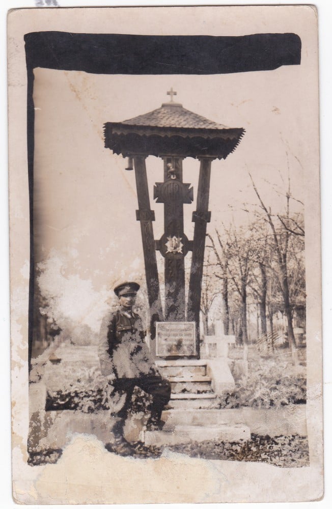 Fotografie: Carte poștală-fotografie „Băile Herculane — Monumentul Eroilor”