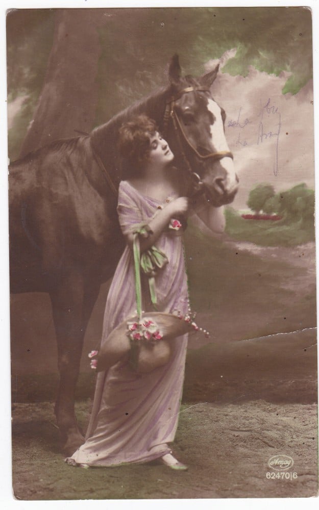 Fotografie: Carte poștală — portret de femeie cu cal, circulată în 1922