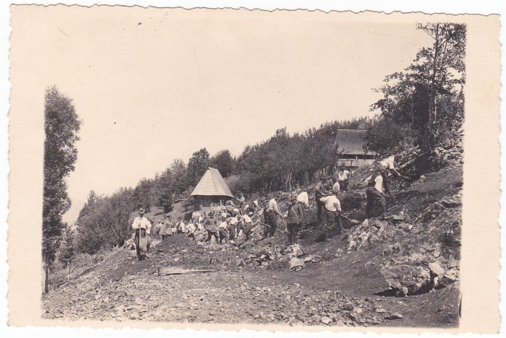 Fotografie: Fotografie „Compania de lucrări — șoseaua Craiova–Bulzești, Dolj”, 1934