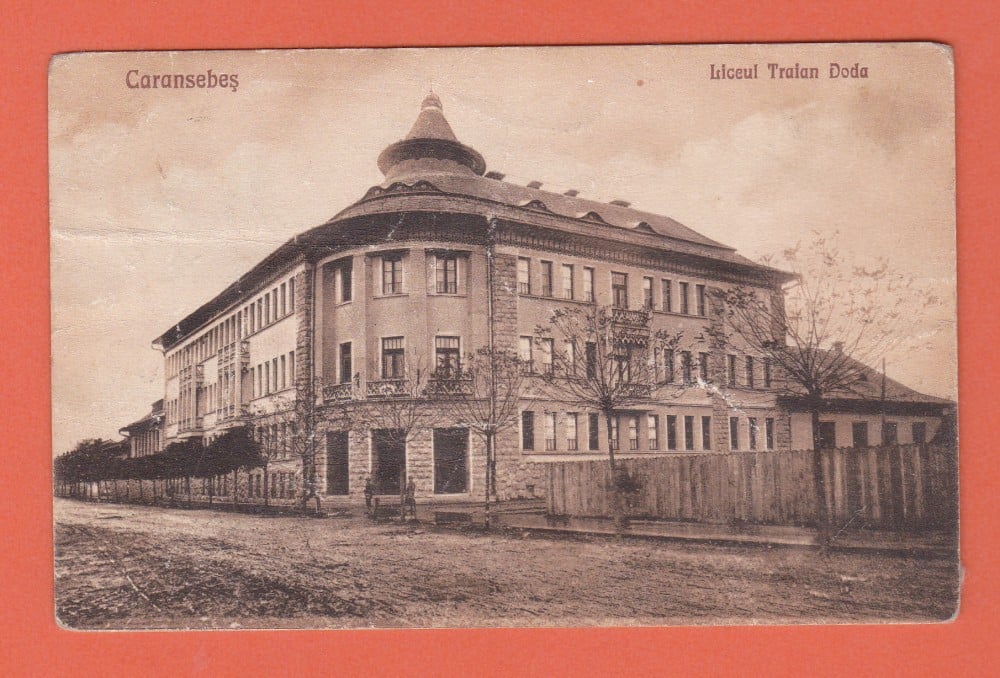Fotografie: Carte poștală „Caransebeș — Liceul Traian Doda”, 1923