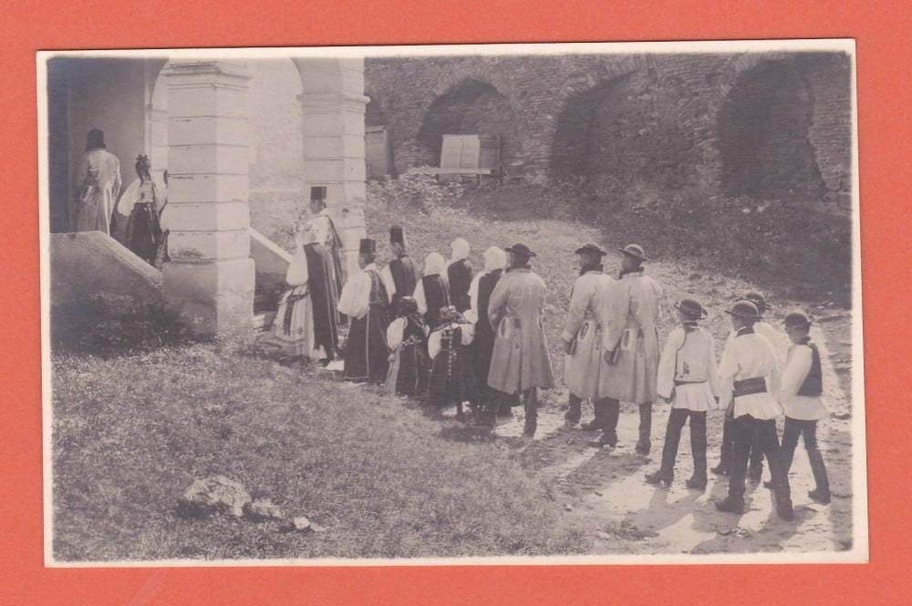 Fotografie: Carte poștală „Mergerea la biserică în Ruși — Sibiu”