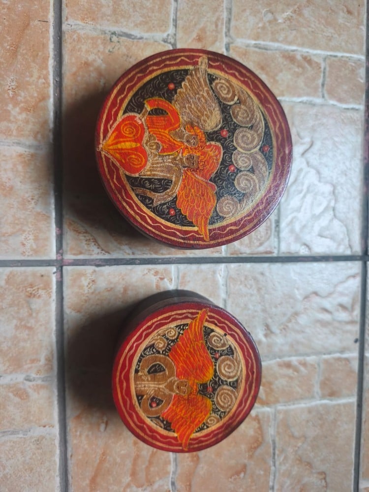 2 cutii în stil matrioșca, pictate manual, lemn