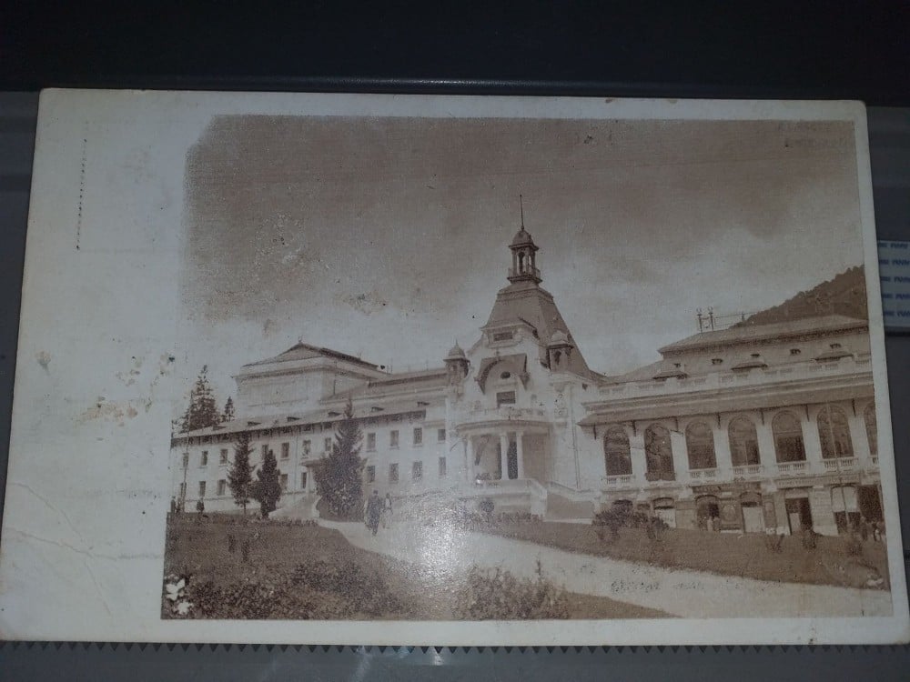 Fotografie: Ilustrată „Sinaia — Cazinoul”, sepia, circulată în 1950
